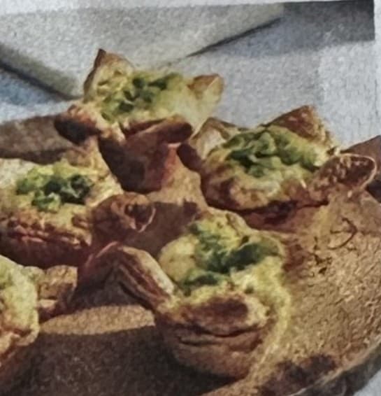Små smördegspajer med lax och ricotta